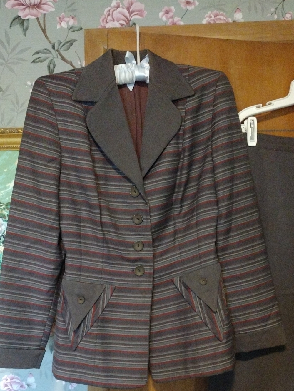 1940s Ladies Striped Skirt Suit - Picture 2 of 7